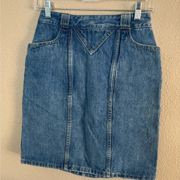 Vintage high waisted guess denim jean skirt - Picture 3 of 7